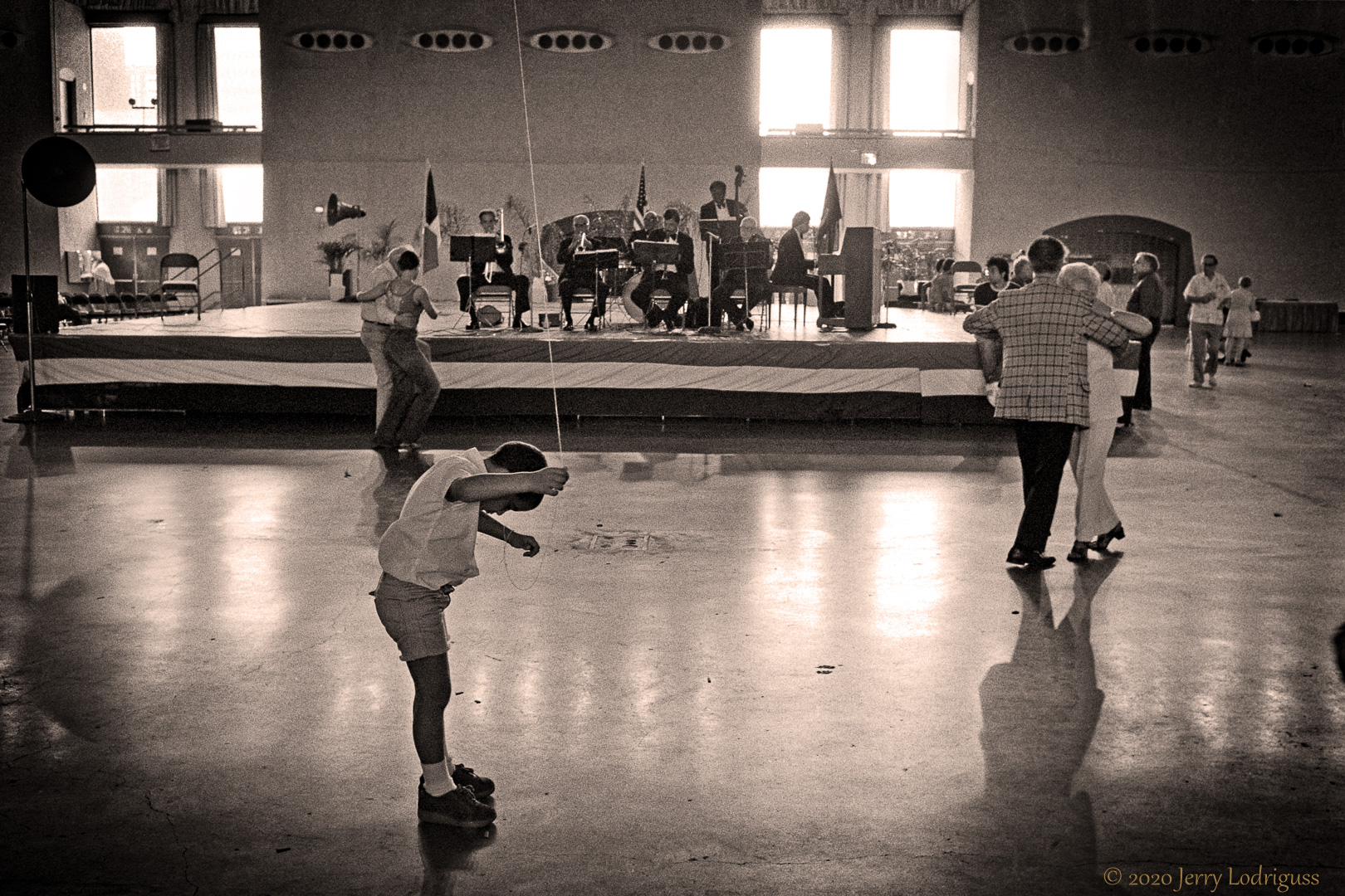 Child, dancers, band.