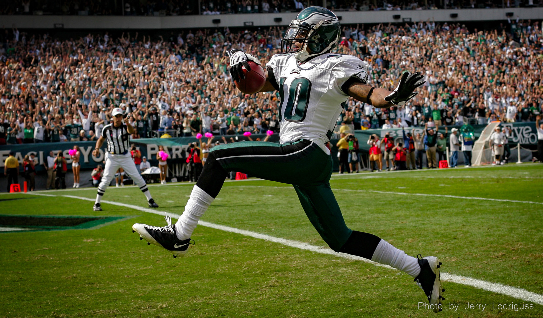Eagles DeSean Jackson high steps into the end zone as he returns a punt 68 yards for a touchdown against the Redskins on October 5, 2008 in Philadelphia.